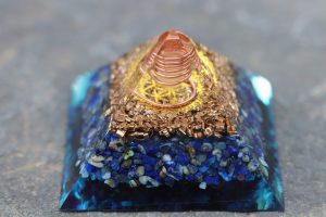 orgonite en forme de pyramide bleu lapis lazuli