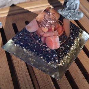 Orgonite pyramide cornaline